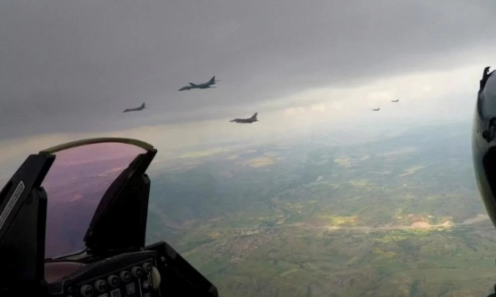 Ελληνικά πολεμικά αεροσκάφη "χαιρέτισαν" την ένταξη των Σκοπίων στο ΝΑΤΟ